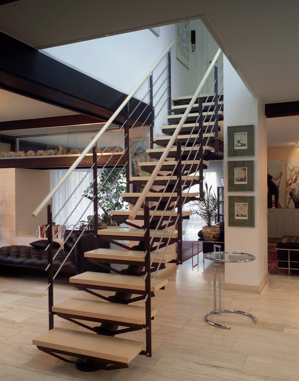 Geradläufige Mittelholmtreppe aus Stahl in einem Wohnhaus in Göppingen.