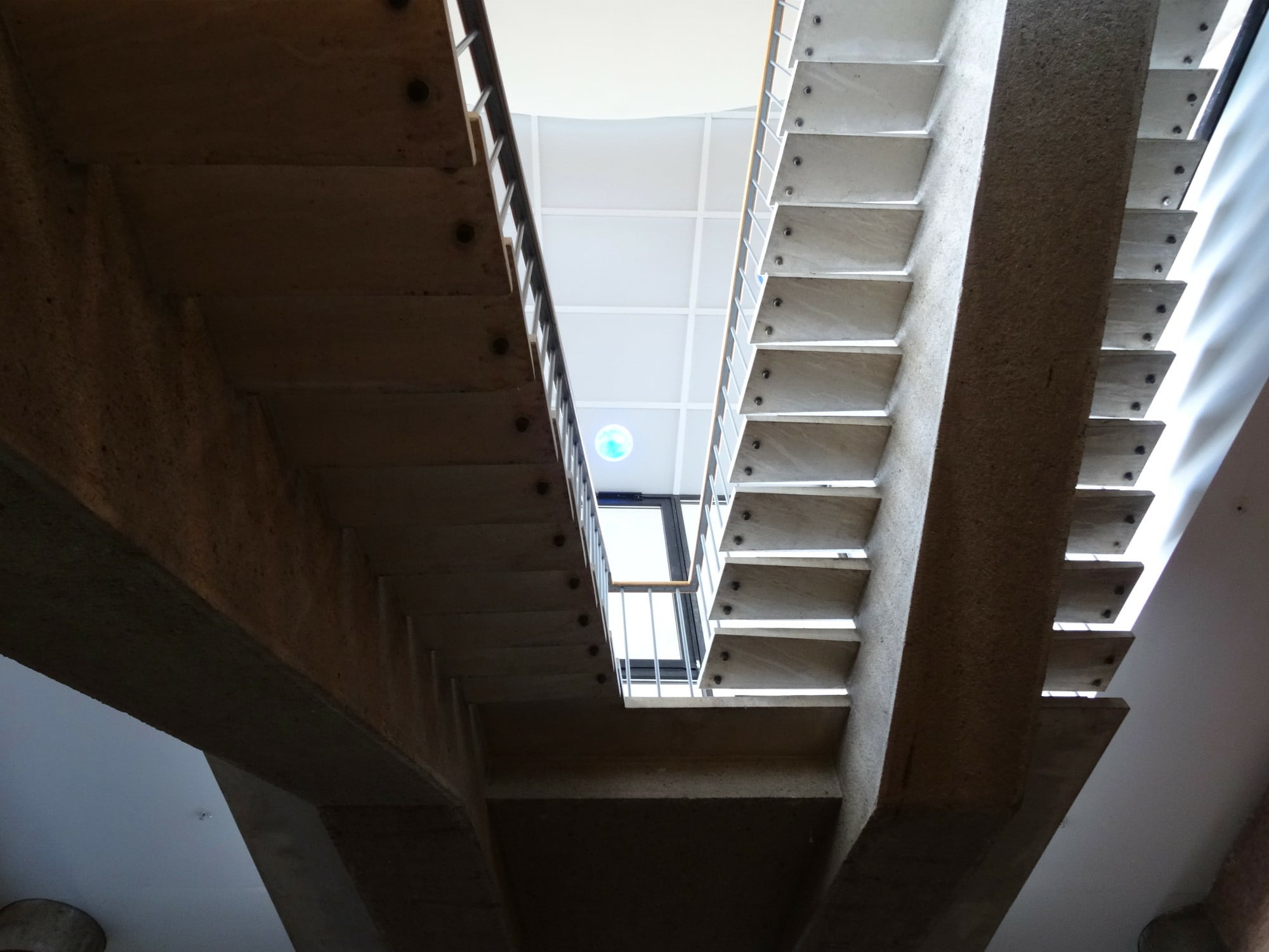 Bei Holmtreppen liegen die Trittstufen auf der Tragkonstruktion.