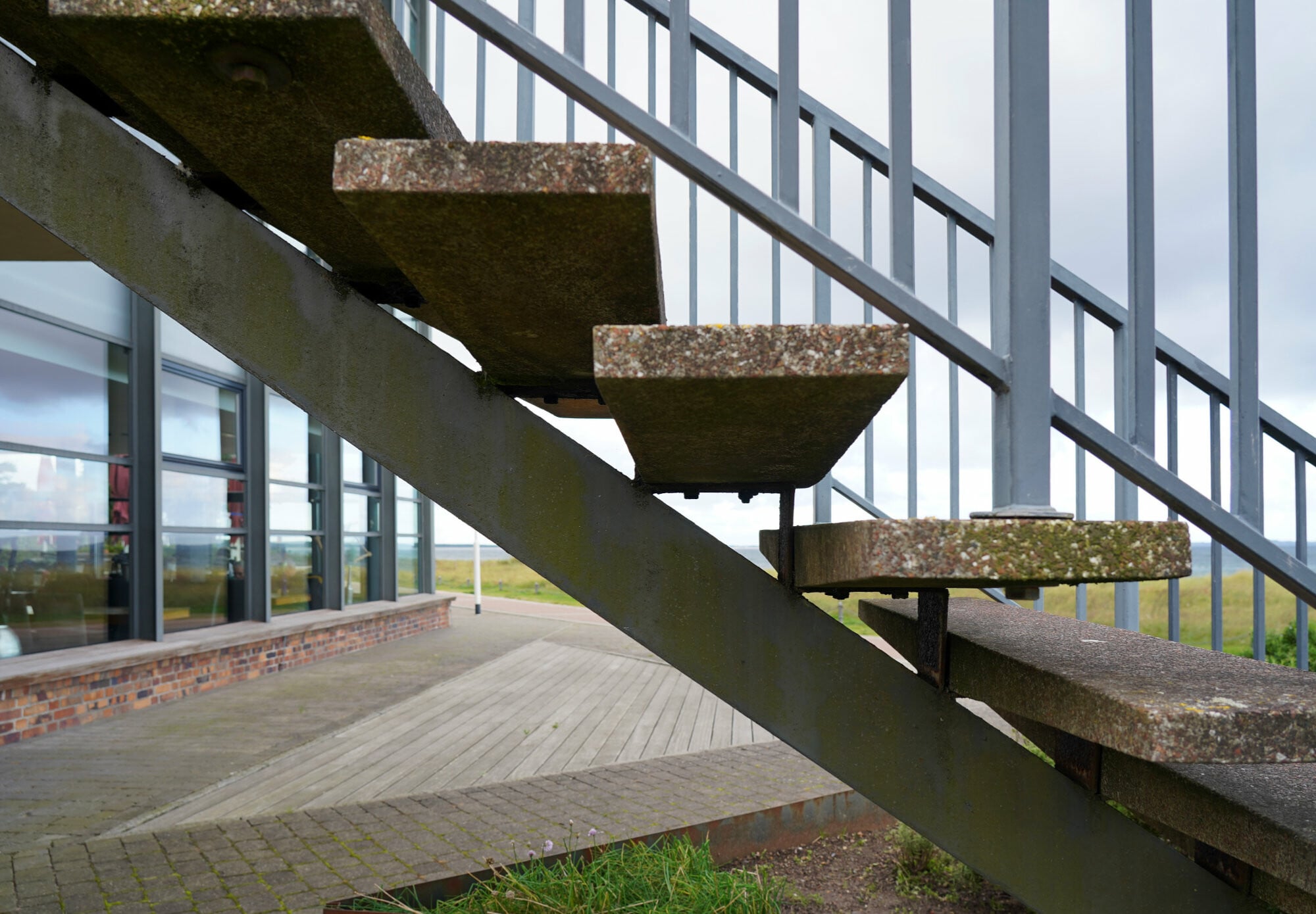 Die Trittstufen bestehen aus Waschbeton, der Holm aus Stahl.