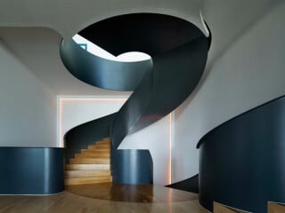 Repräsentative Wendeltreppe mit dominanten Stahl-Brüstungswangen im Foyer der Firma Berger-Lacke. 