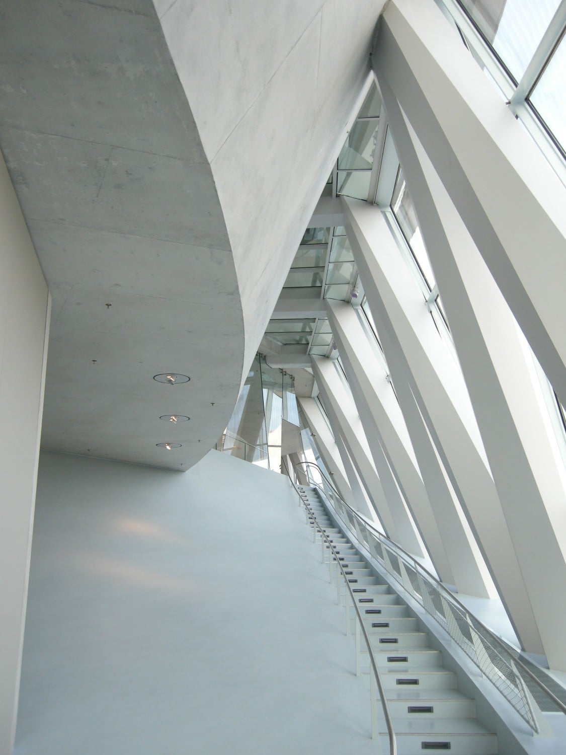 Sichtbetontreppen mit integrierten Leuchten im Mercedes-Benz-Museum in Stuttgart, Architektur: UN Studio