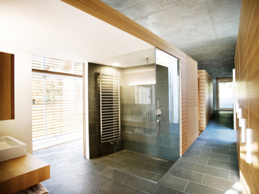Bad, Toilette, Sauna und Wellnessbereich sind in sogenannten Funktionsboxen platziert