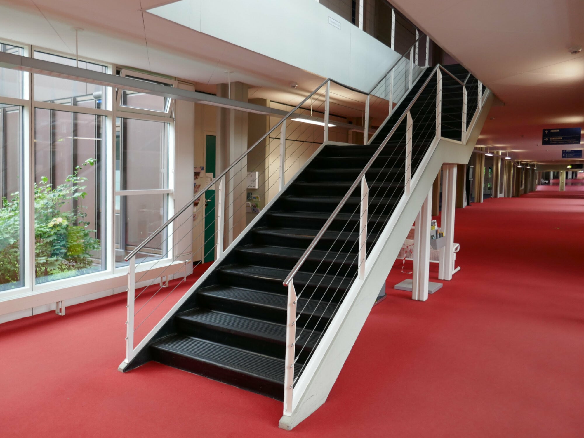 Metalltreppe mit schwarzem Kunststoffbelag in der Rostlaube der FU Berlin