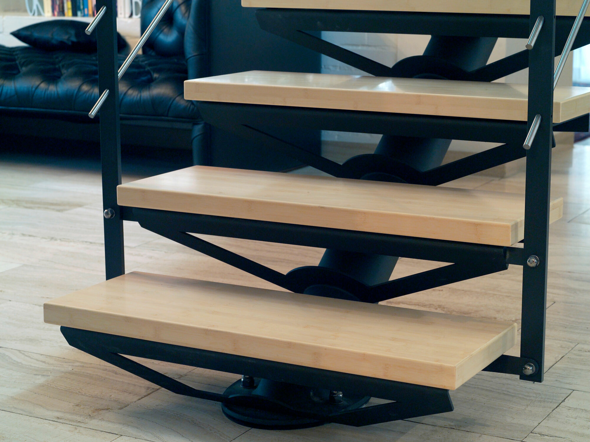 Trittstufenbelag aus Bambus bei einer Holmtreppe