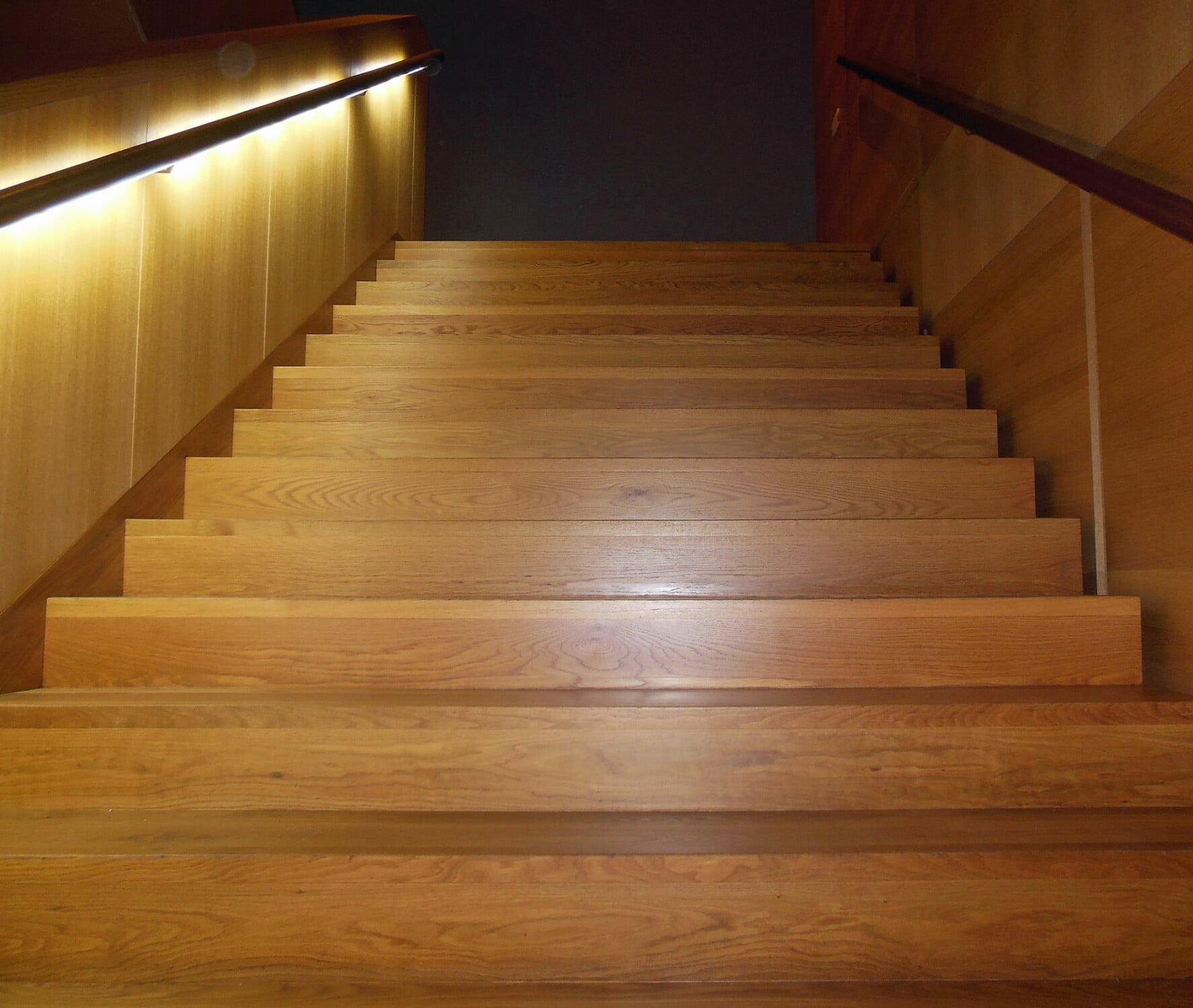 Die zweite unverzichtbare Maßnahme ist die Entkoppelung: Wenn Bauteile nicht direkt, sondern über elastische Fugen, verbunden sind, kann sich der Trittschall nicht auf angrenzende Wände oder Decken und damit auf die gesamte Gebäudekonstruktion übertragen.