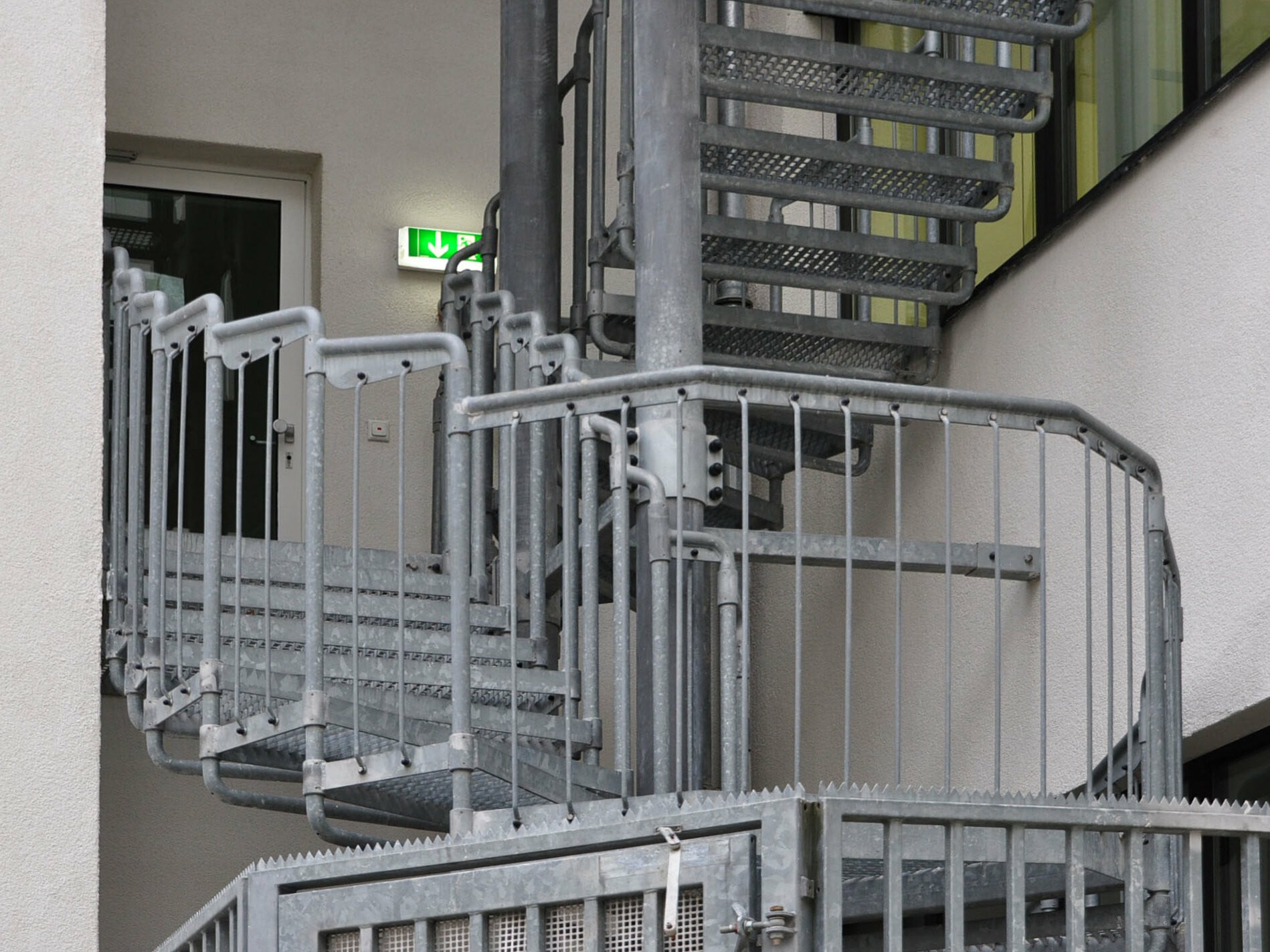 Zur Sicherung des zweiten Rettungswegs können an der Fassade weitere Treppen angebracht werden.