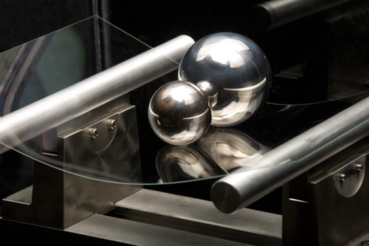 Durch einen chemischen Vorspannprozess werden in Alumino-Silikat-Glas sehr hohe Oberflächen-Druckspannung erzeugt