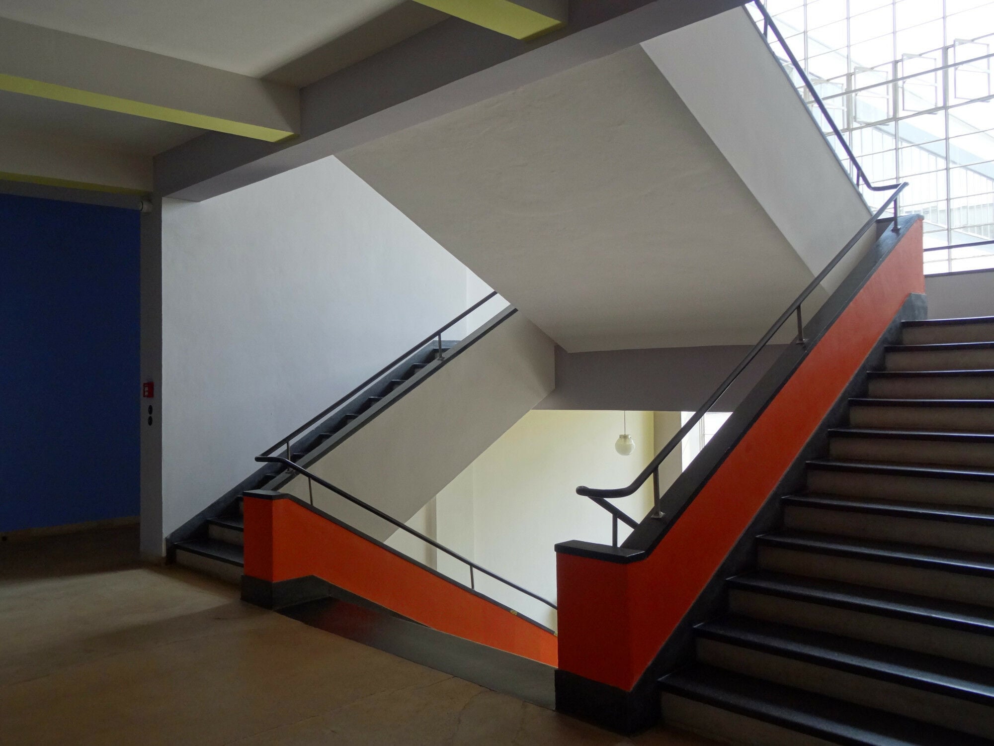 Treppenhaus im Ateliergebäude des Dessauer Bauhauses