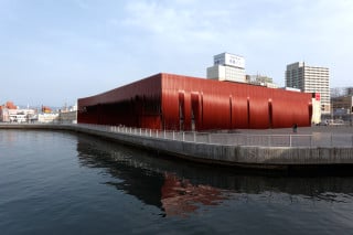 Das Museum liegt zwischen der Aomori-Bucht und dem Shinkansen-Bahnhof