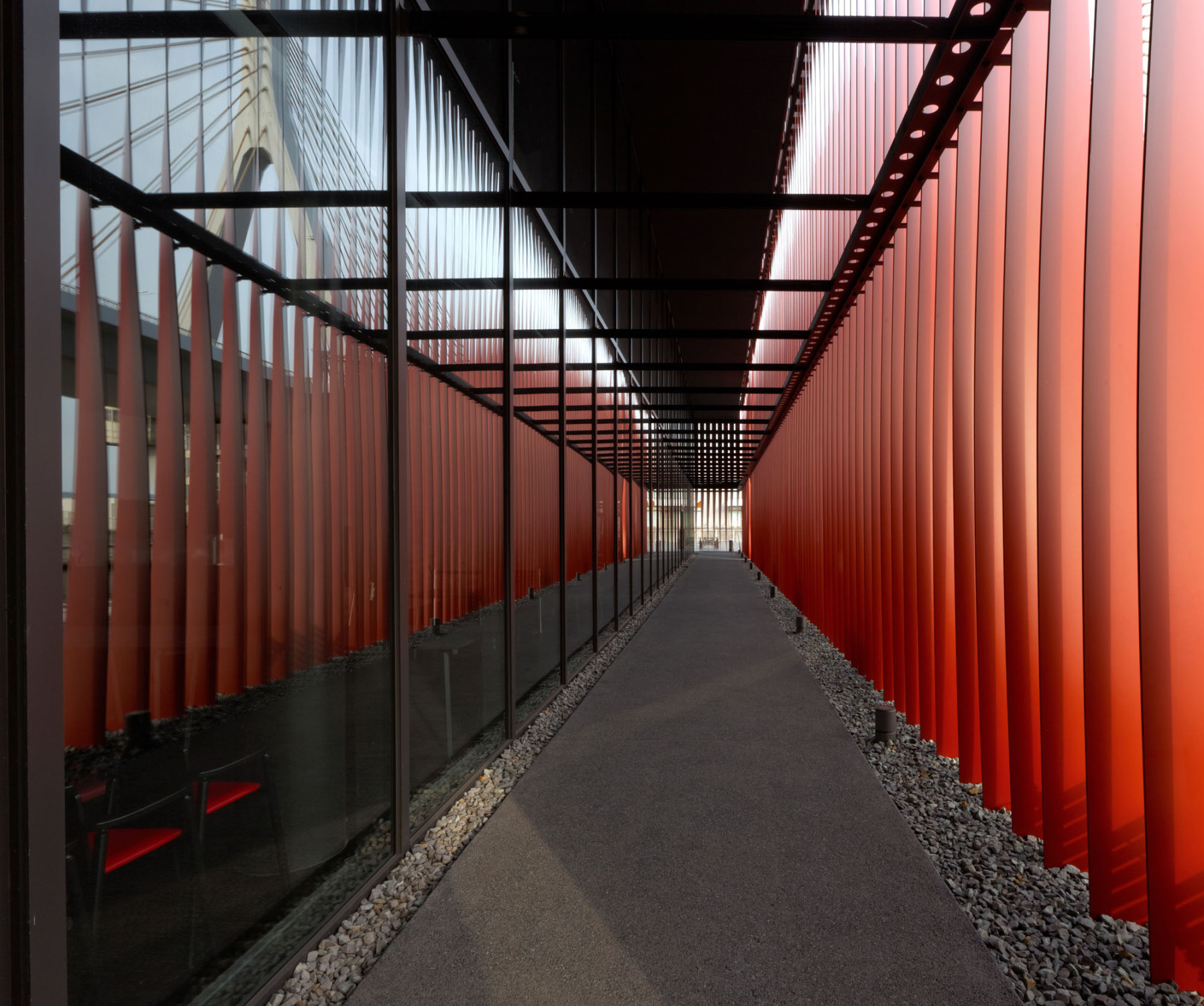 Den Zwischenraum zwischen Stahlfassade und Gebäudeabschluss verstehen die Architekten als „Schwelle zwischen Bild und Wirklichkeit“