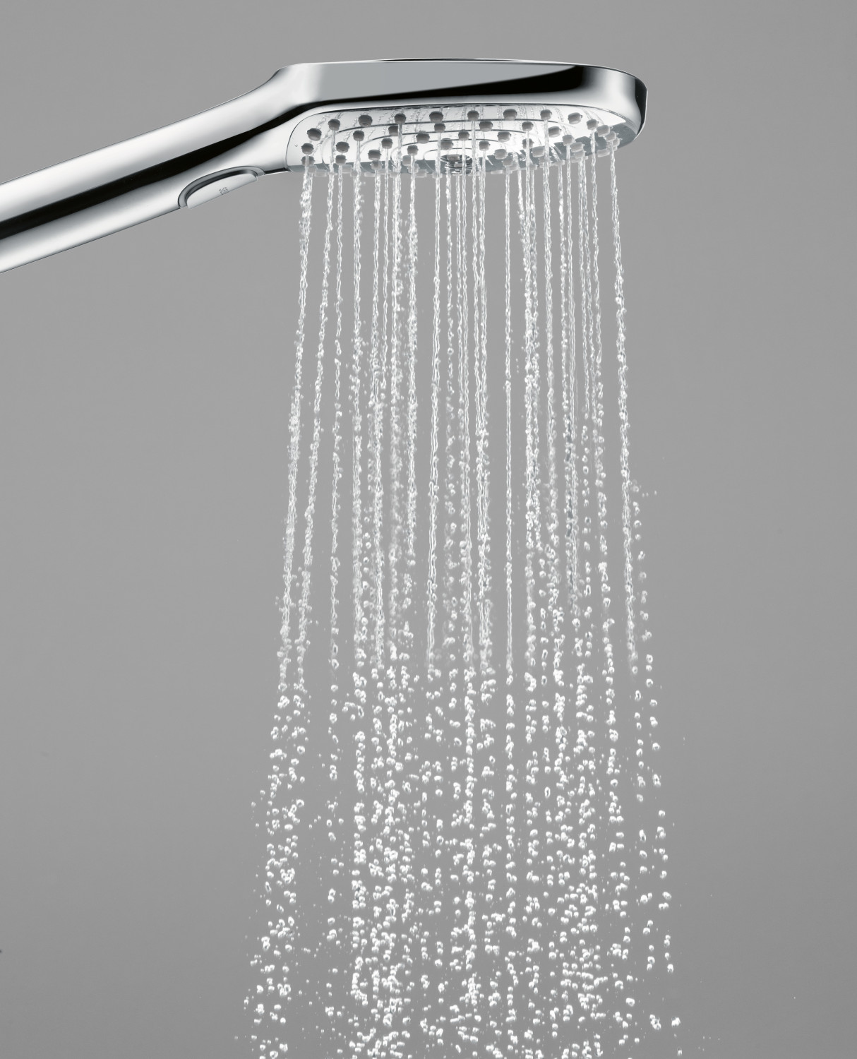 Variante 1: Handbrause Raindance Select E 120 mit kräftigem Brausestrahl; ein einfacher Druck auf den großflächigen Knopf genügt, um zwischen den Strahlarten zu wechseln