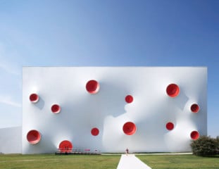 Der größte der drei Baukörper ist Magenta: Die große Arena der Schießsportstätten