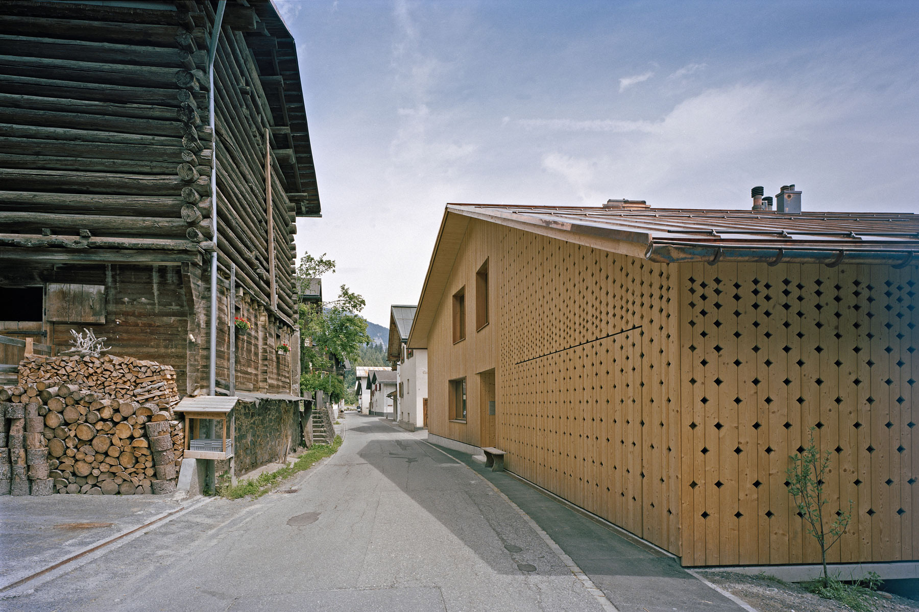 Die Fassade aus Fichtenholz ist von vielen kleinen Öffnungen durchbrochen, hinter denen sich die Garage verbirgt