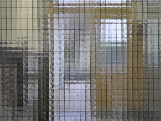 Ornamentglas mit innenliegendem Drahtgewebe wird als Drahtglas bezeichnet.