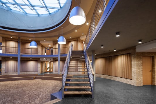 Vom Erdgeschoss führt eine offene Treppe auf die Galerie im Obergeschoss