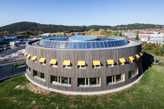 Eine Photovoltaikanlage auf dem Dach des Neubaus dient mit einer Leistung von 30 kW der Stromversorgung