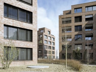 Blick von Südwesten: Auf der linken Seite ist das Haus L, auf der rechten das Haus S zu sehen