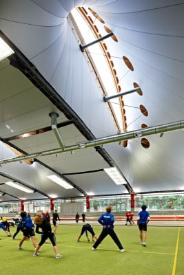 Die Mitte der Halle ist eisfrei ausgeführt, hier können sich die Sportler aufwärmen