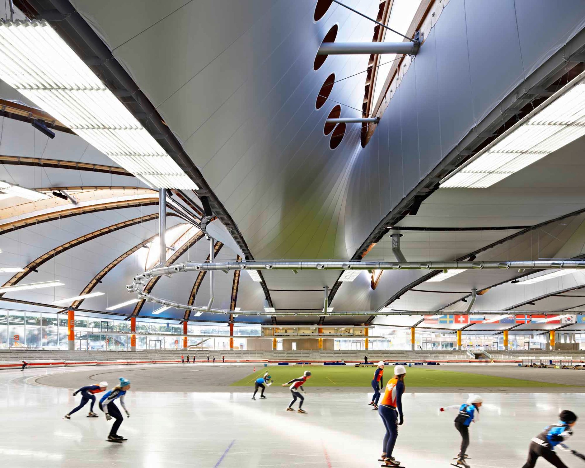Das ehemalige Freiluftstadion ist dank Überdachung und Glasfassade zu einer Eisschnelllaufhalle geworden