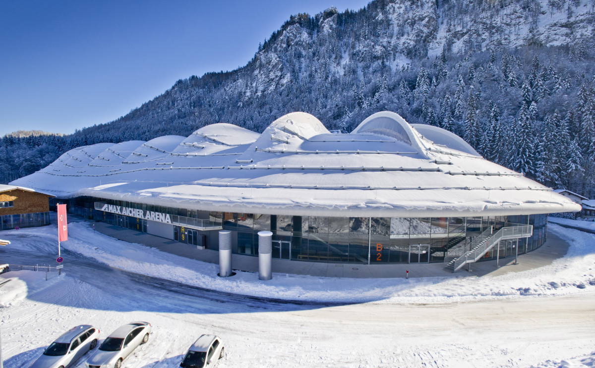 Im Winter verschmilzt das weiße Hallendach mit der verschneiten Landschaft