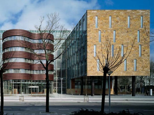 Voroxidierte Kupferbänder am Forum in Amsterdam