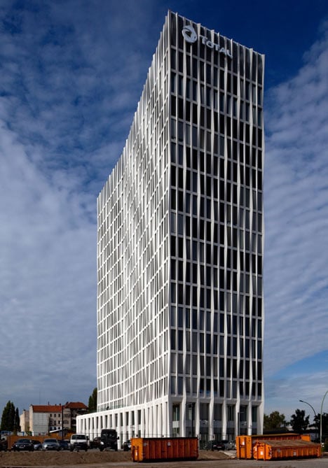 Zum Berliner Haupbahnhof zeigt sich das Gebäude mit seiner schmalen Südfassade