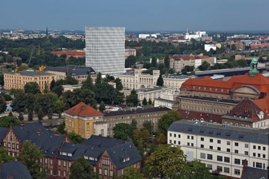 Hinter dem Hochhaus soll in den nächsten Jahren die Europacity entstehen, hier noch als Grünfläche zu erkennen