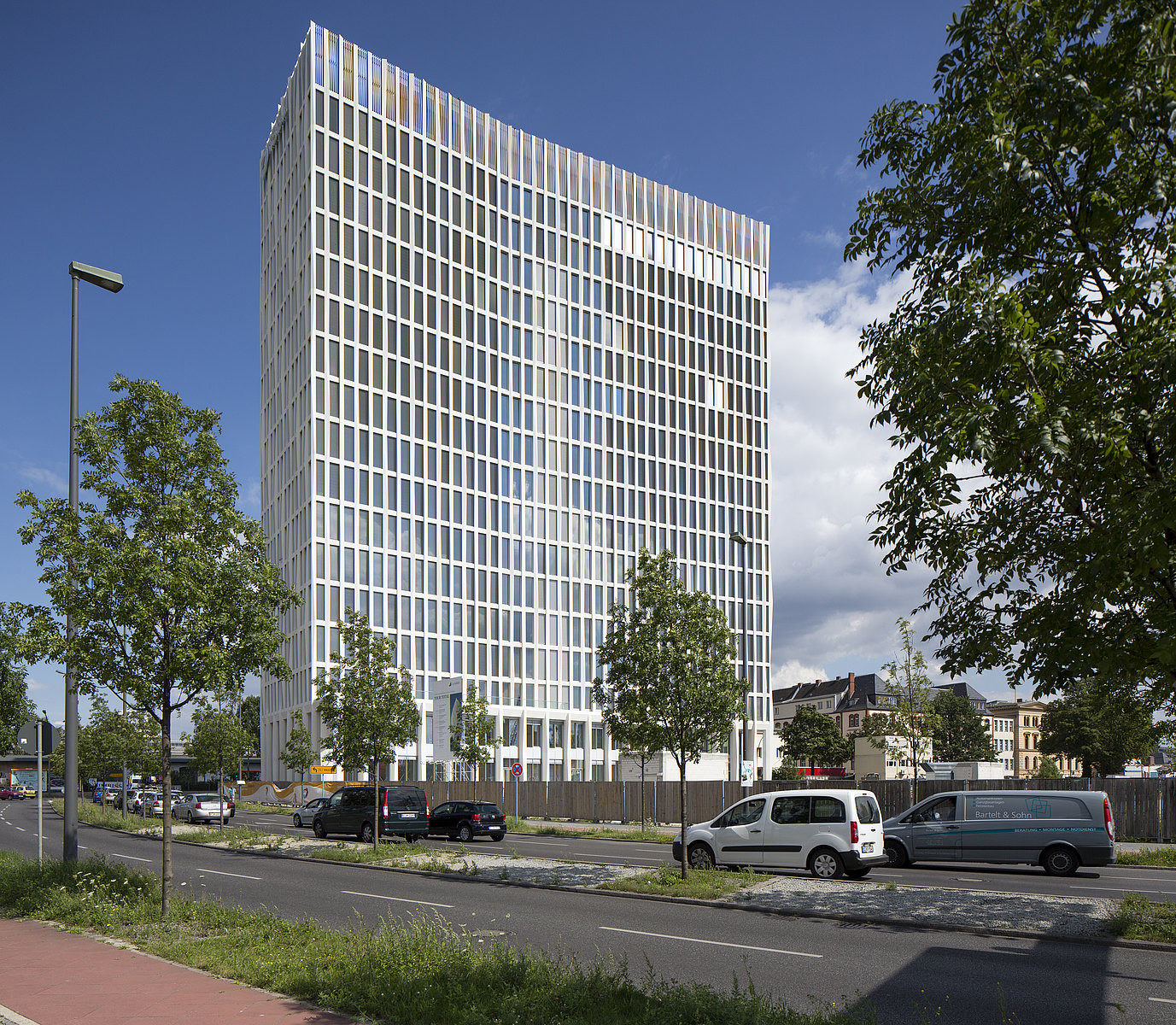 Die Bruttogeschossfläche von 28.000 m² verteilt sich auf 16 Obergeschosse, ein Technikgeschoss und drei Unterschosse
