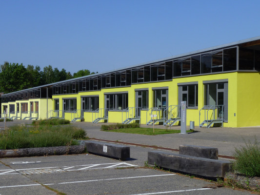Ansicht der Längsseite, die mehrmals stufenartig unterbrochen wird