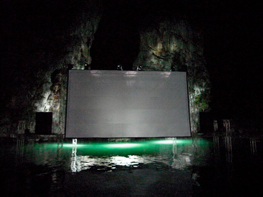 Die Leinwand ist von den Felsen umrahmt, die Natur auch während der Vorstellung stets präsent
