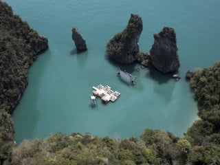 Ein besonderes Merkmal der Lagune Nai Pi Lae sind zwei hoch aus dem Meer aufragende Felsen 