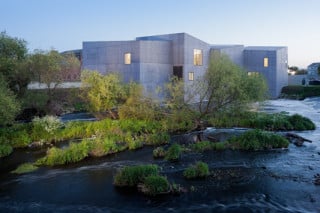 Der zweigeschossige Museumsbau befindet sich auf einer Landzunge am Ufer des Flusses Calder