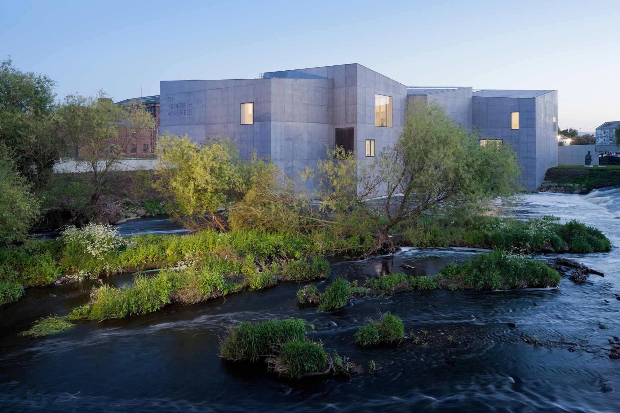 Der zweigeschossige Museumsbau befindet sich auf einer Landzunge am Ufer des Flusses Calder