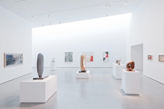 In den Ausstellungsräumen im Obergeschoss ist die äußere Gestalt des Gebäudes u.a. an den geneigten Decken ablesbar