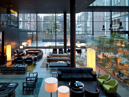 Neben der Lobby befindet sich ein Restaurant mit Bar, eine hohe bepflanzte Vitrine trennt beide Bereiche