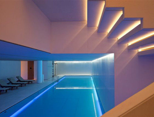Das Schwimmbad im Spa-Bereich wird durch blaue LEDs in Szene gesetzt 