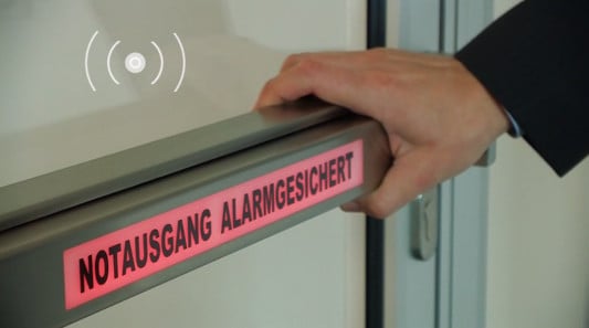 Bei leichtem Druck gegen die Stange leuchtet das Sichtfenster rot auf und ein akustischer Voralarm wird aktiviert