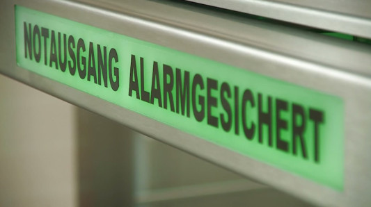 Sichtfenster mit Aufschrift, um die Hemmschwelle zum Missbrauch zu erhöhen
