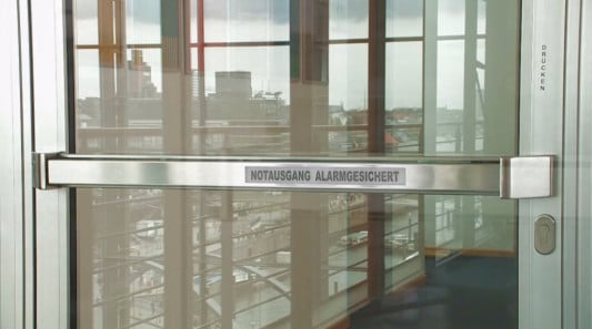 Die Druckstange eignet sich für öffentliche Gebäude und ist quer über die gesamte Türbreite montiert