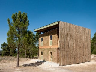 Das Wohnhaus besteht aus kostengünstigen Baumaterialien aus der Umgebung