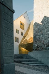 Überraschende Ansicht: Der goldene Verbinder zeigt sich erst aus der Nähe