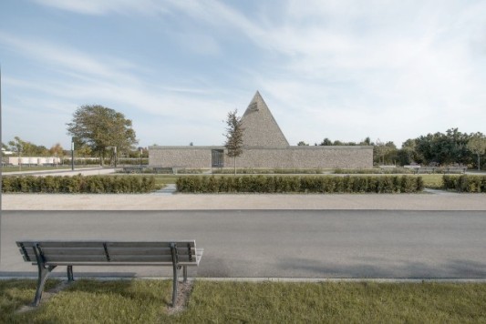 Nordansicht: Ein steiles Satteldach markiert die Aussegnungshalle in der neuen Friedhofsanlage