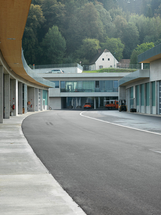 Das Zentralgebäude mit Tunnelwarte verbindet beide Stränge