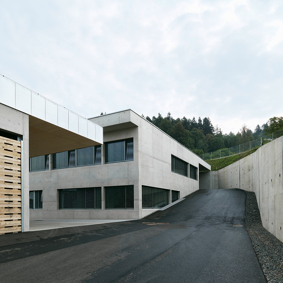 Auffahrt ins 1.Obergeschoss des Zentralgebäudes