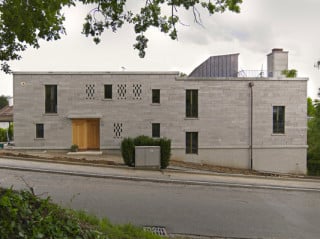 Ostansicht mit dem Eingang ins EG/mittlere Ebene 