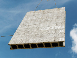 Auf der Baustelle werden die Wandelemente mit einem Kran versetzt