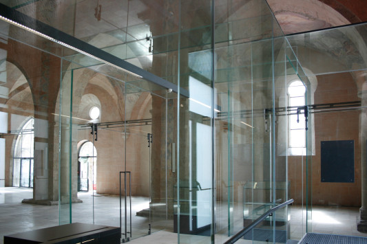 Der Werkstoff Glas verleiht der Konstruktion Transparenz