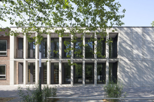 Der zweigeschossige Neubau beherbergt einen Hörsaal und vier Seminarräume