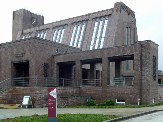 In die stark geneigte Dachform sind lange, schmale Fenster eingelassen (Südostansicht)