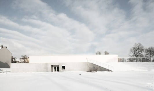 Im Schnee ist die Quartierssporthalle kaum zu sehen, hier die Südfassade 